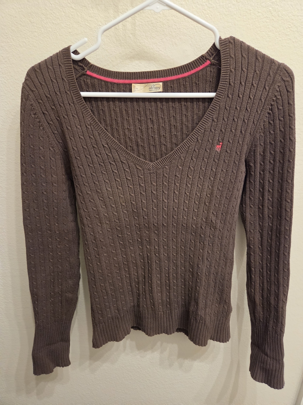 Vintage Y2K Old Navy Brown V-Neck Cable Knit Sweater with Pink Accent